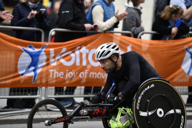 Londra-APRIL 13: 13 Nisan 2024 'te Londra Maratonu, İngiltere, Londra' da. Maraton yıllık bir etkinliktir..