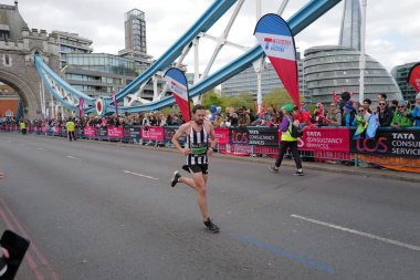 Londra-APRIL 13: 13 Nisan 2024 'te Londra Maratonu, İngiltere, Londra' da. Maraton yıllık bir etkinliktir..