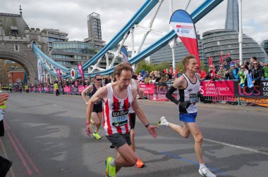 Londra-APRIL 13: 13 Nisan 2024 'te Londra Maratonu, İngiltere, Londra' da. Maraton yıllık bir etkinliktir..