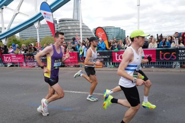 Londra-APRIL 13: 13 Nisan 2024 'te Londra Maratonu, İngiltere, Londra' da. Maraton yıllık bir etkinliktir..