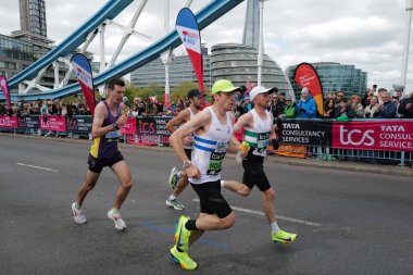 Londra-APRIL 13: 13 Nisan 2024 'te Londra Maratonu, İngiltere, Londra' da. Maraton yıllık bir etkinliktir..