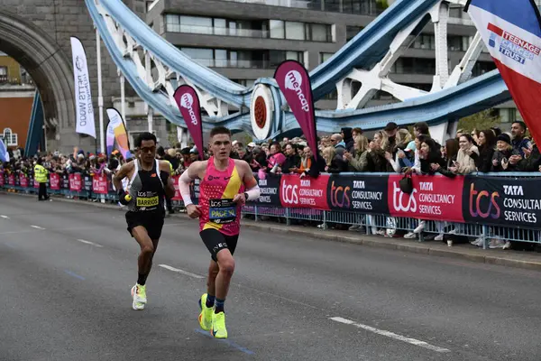 Londra-APRIL 13: 13 Nisan 2024 'te Londra Maratonu, İngiltere, Londra' da. Maraton yıllık bir etkinliktir..