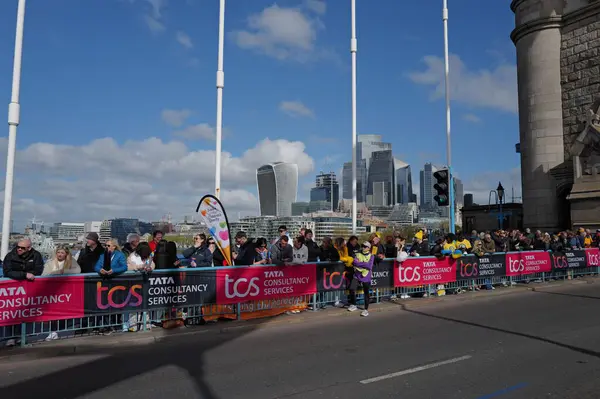 Londra-APRIL 13: 13 Nisan 2024 'te Londra Maratonu, İngiltere, Londra' da. Maraton yıllık bir etkinliktir..