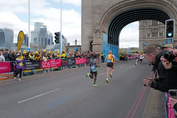 Londra-APRIL 13: 13 Nisan 2024 'te Londra Maratonu, İngiltere, Londra' da. Maraton yıllık bir etkinliktir..