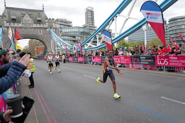 Londra-APRIL 13: 13 Nisan 2024 'te Londra Maratonu, İngiltere, Londra' da. Maraton yıllık bir etkinliktir..