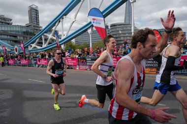 Tanımlanamayan kişiler, Londra Maratonu 'nu 21 Nisan 2024' te Londra, İngiltere 'de koşuyor. Maraton yıllık bir etkinliktir..
