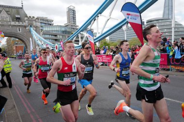 Tanımlanamayan kişiler, Londra Maratonu 'nu 21 Nisan 2024' te Londra, İngiltere 'de koşuyor. Maraton yıllık bir etkinliktir..
