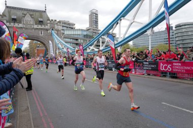 Tanımlanamayan kişiler, Londra Maratonu 'nu 21 Nisan 2024' te Londra, İngiltere 'de koşuyor. Maraton yıllık bir etkinliktir..