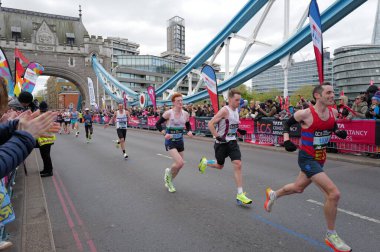 Tanımlanamayan kişiler, Londra Maratonu 'nu 21 Nisan 2024' te Londra, İngiltere 'de koşuyor. Maraton yıllık bir etkinliktir..