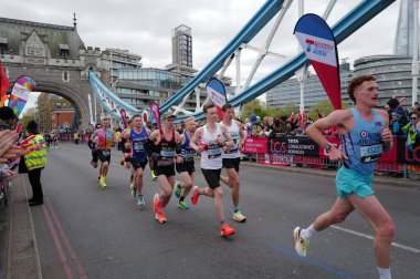 Tanımlanamayan kişiler, Londra Maratonu 'nu 21 Nisan 2024' te Londra, İngiltere 'de koşuyor. Maraton yıllık bir etkinliktir..