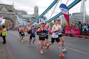 Tanımlanamayan kişiler, Londra Maratonu 'nu 21 Nisan 2024' te Londra, İngiltere 'de koşuyor. Maraton yıllık bir etkinliktir..