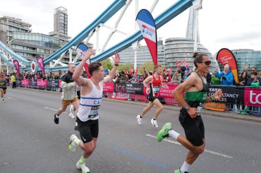 Tanımlanamayan kişiler, Londra Maratonu 'nu 21 Nisan 2024' te Londra, İngiltere 'de koşuyor. Maraton yıllık bir etkinliktir..