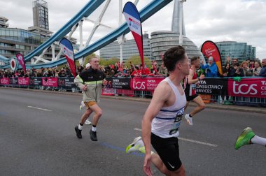 Tanımlanamayan kişiler, Londra Maratonu 'nu 21 Nisan 2024' te Londra, İngiltere 'de koşuyor. Maraton yıllık bir etkinliktir..