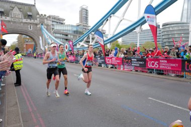 Tanımlanamayan kişiler, Londra Maratonu 'nu 21 Nisan 2024' te Londra, İngiltere 'de koşuyor. Maraton yıllık bir etkinliktir..