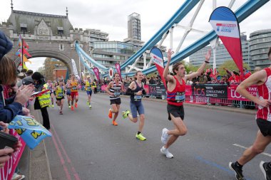 Tanımlanamayan kişiler, Londra Maratonu 'nu 21 Nisan 2024' te Londra, İngiltere 'de koşuyor. Maraton yıllık bir etkinliktir..