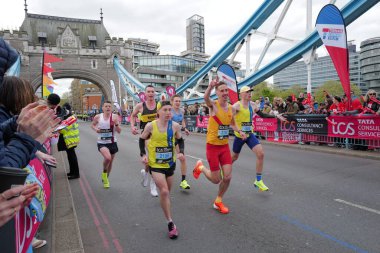 Tanımlanamayan kişiler, Londra Maratonu 'nu 21 Nisan 2024' te Londra, İngiltere 'de koşuyor. Maraton yıllık bir etkinliktir..