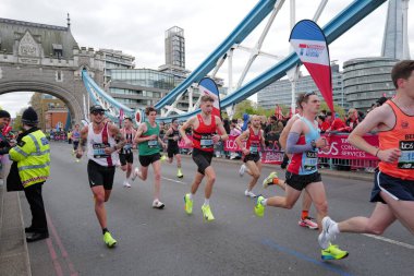 Tanımlanamayan kişiler, Londra Maratonu 'nu 21 Nisan 2024' te Londra, İngiltere 'de koşuyor. Maraton yıllık bir etkinliktir..