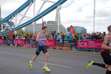 Tanımlanamayan kişiler, Londra Maratonu 'nu 21 Nisan 2024' te Londra, İngiltere 'de koşuyor. Maraton yıllık bir etkinliktir..