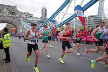 Tanımlanamayan kişiler, Londra Maratonu 'nu 21 Nisan 2024' te Londra, İngiltere 'de koşuyor. Maraton yıllık bir etkinliktir..
