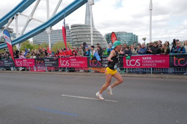 Tanımlanamayan kişiler, Londra Maratonu 'nu 21 Nisan 2024' te Londra, İngiltere 'de koşuyor. Maraton yıllık bir etkinliktir..