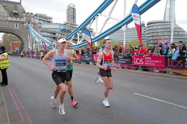 Tanımlanamayan kişiler, Londra Maratonu 'nu 21 Nisan 2024' te Londra, İngiltere 'de koşuyor. Maraton yıllık bir etkinliktir..