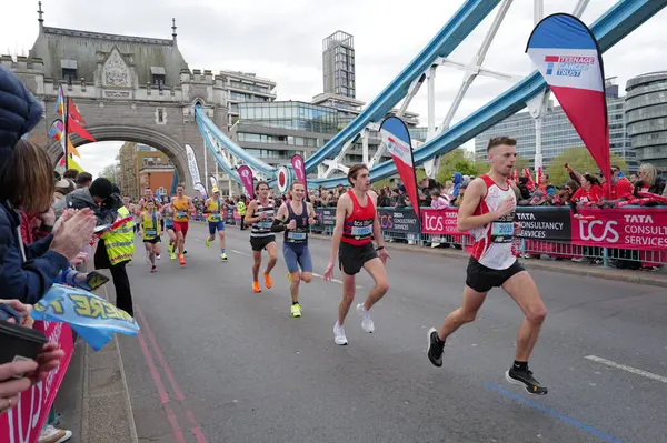 Tanımlanamayan kişiler, Londra Maratonu 'nu 21 Nisan 2024' te Londra, İngiltere 'de koşuyor. Maraton yıllık bir etkinliktir..