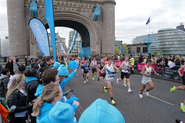 Londra-APRIL 21: Londra Maratonu 21 Nisan 2024 'te Londra, Birleşik Krallık, İngiltere' de..