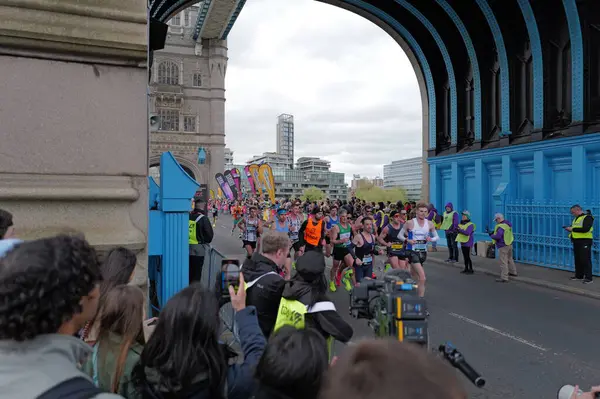 Londra-APRIL 21: Londra Maratonu 21 Nisan 2024 'te Londra, Birleşik Krallık, İngiltere' de..