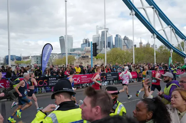 Londra-APRIL 21: Londra Maratonu 21 Nisan 2024 'te Londra, Birleşik Krallık, İngiltere' de..