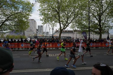 Tanımlanamayan kişiler, Londra Maratonu 'nu 21 Nisan 2024' te Londra, İngiltere 'de koşuyor. Maraton yıllık bir etkinliktir..