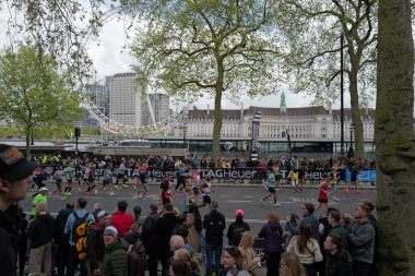 Tanımlanamayan kişiler, Londra Maratonu 'nu 21 Nisan 2024' te Londra, İngiltere 'de koşuyor. Maraton yıllık bir etkinliktir..