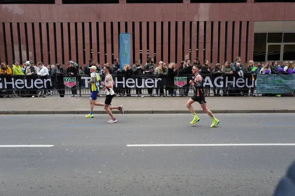 Londra-APRIL 21: Londra Maratonu 21 Nisan 2024 'te Londra, Birleşik Krallık, İngiltere' de..