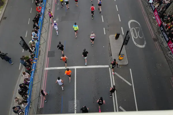 Tanımlanamayan kişiler, Londra Maratonu 'nu 21 Nisan 2024' te Londra, İngiltere 'de koşuyor. Maraton yıllık bir etkinliktir..
