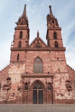 Güneşli bir günde İsviçre 'de Basel Katedrali Gotik cephesi