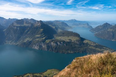 İsviçre 'de Fronalpstock zirvesinde görülen bir vadide. İsviçre Alpleri simgesel görünümü