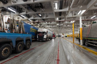 Gdynia, Polonya - 5 Aralık 2022: Feribottaki kargo araçları feribota binerken kuyrukta bekliyor