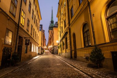Stockholm, İsveç - 10 Aralık 2022: Kış zamanı Gamla Stan 'in boş karanlık sokakları