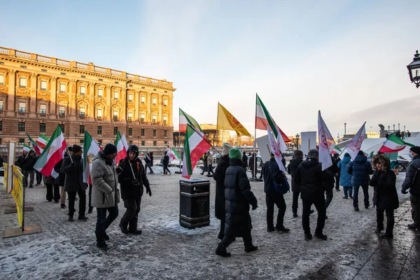 Stockholm, İsveç - 18 Aralık 2022: İran diasporası İran rejimine karşı protesto, kraliyet sarayı yakınında protesto