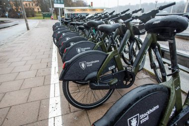 Stockholm, İsveç - 14 Ocak 2023: Belediye elektrikli bisiklet istasyonu (eBikes)