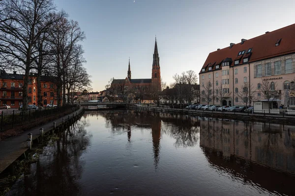 Uppsala, İsveç - 26 Ocak 2023: Şehir merkezindeki Uppsala Nehri manzarası 