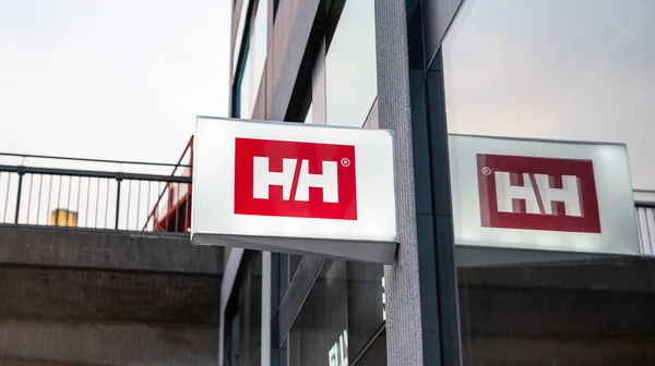 Stockholm, İsveç - 14 Şubat 2023: Helly Hansen mağazasının giriş pankartı