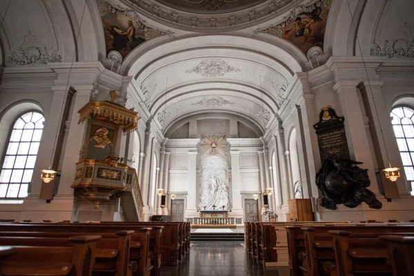 Stockholm, İsveç - 14 Şubat 2023: Adolf Fredrik Kilisesi (Adolf Fredriks kyrka) iç görünüş
