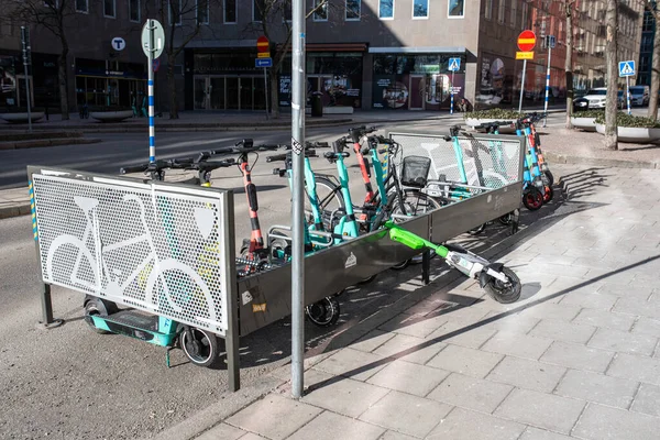 Stockholm, İsveç - 14 Şubat 2023: Özel elektrikli scooter park yeri)