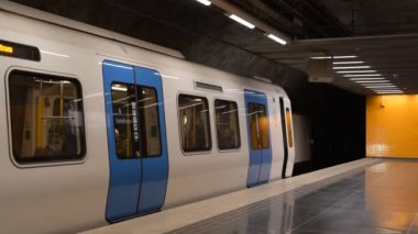 Stockholm, İsveç - 10 Mart 2023: Tunnelbana (C30 tipi) bir Universitetet istasyonundan ayrılıyor 
