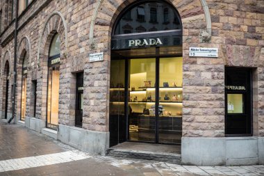 Stockholm, İsveç - 10 Mart 2023: Prada mağazasının girişi