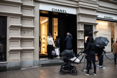 Stockholm, İsveç - 10 Mart 2023 İnsanlar Chanel lüks mağazasına girmek için kuyrukta bekliyor