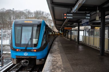Stockholm, İsveç - 10 Mart 2023: SL S20 treni Ropsten İstasyonu 'nda bekliyor