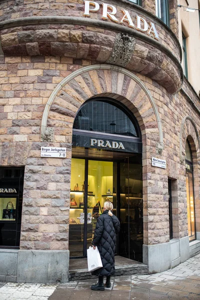 Stockholm, İsveç - 10 Mart 2023: Prada mağazasının girişi