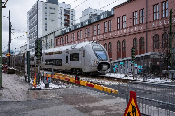 瑞典斯德哥尔摩 2023年3月10日 X40型瑞典双层列车在穿过城市的路上 — 图库照片