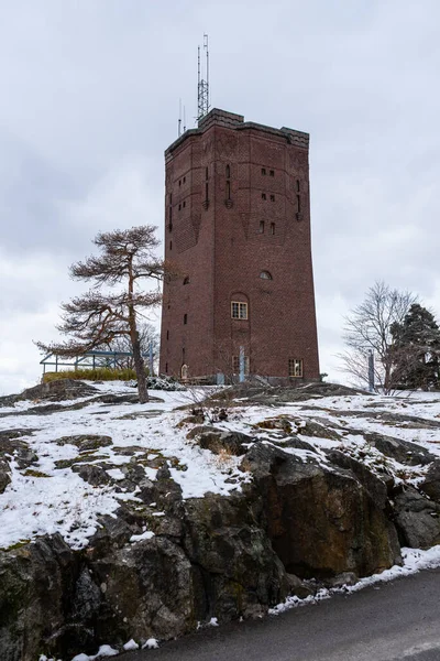 Stockholm, İsveç - 10 Mart 2023: Kırmızı tuğladan yapılmış eski su pompası kulesi